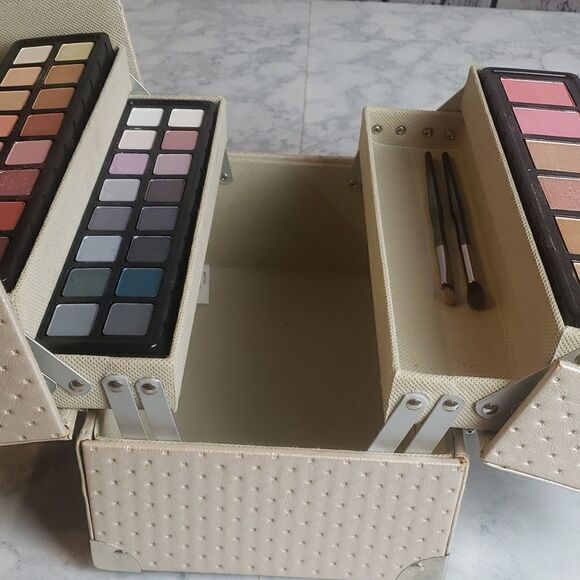 MakeUp Case with Eyeshadow & Brushes - Picture 7 of 9
